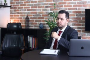 João Marques Silva, advogado bancário do Marques Silva Advogados, em reunião no escritório