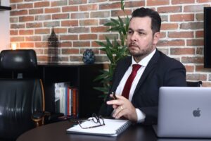 João Marques Silva, advogado bancário do Marques Silva Advogados, analisando um processo no escritório